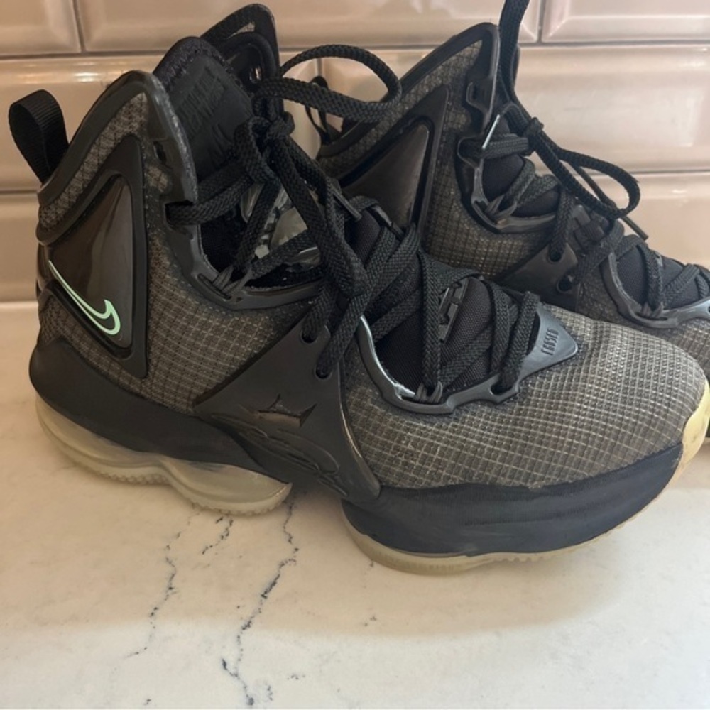 Nike Boys LeBron 19 DD0418-003 Black Basketball Shoes Sneakers Size 5Y